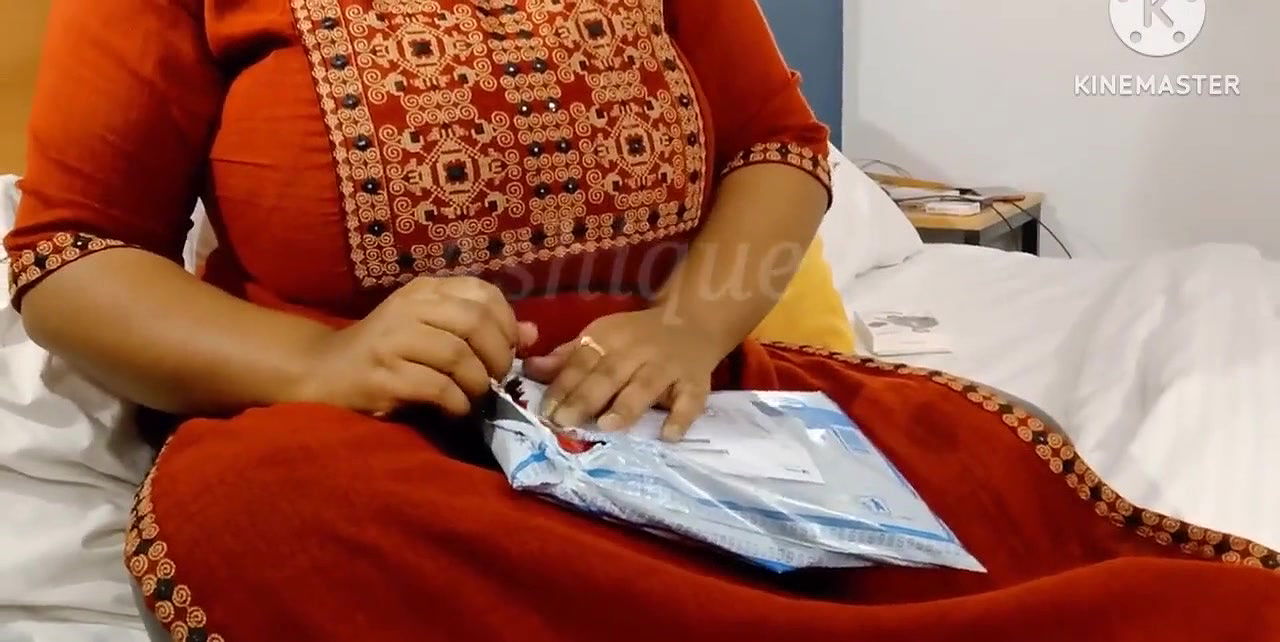 Stepmom ki birthday par return gift mai Mila chut chudai ka maza. #stepmomstepsonsex.