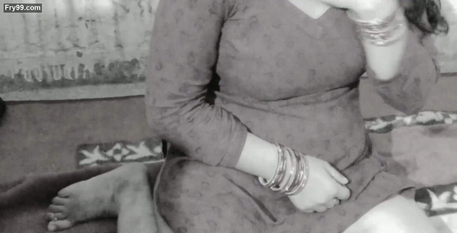 Wife show in pussy and boobs press.