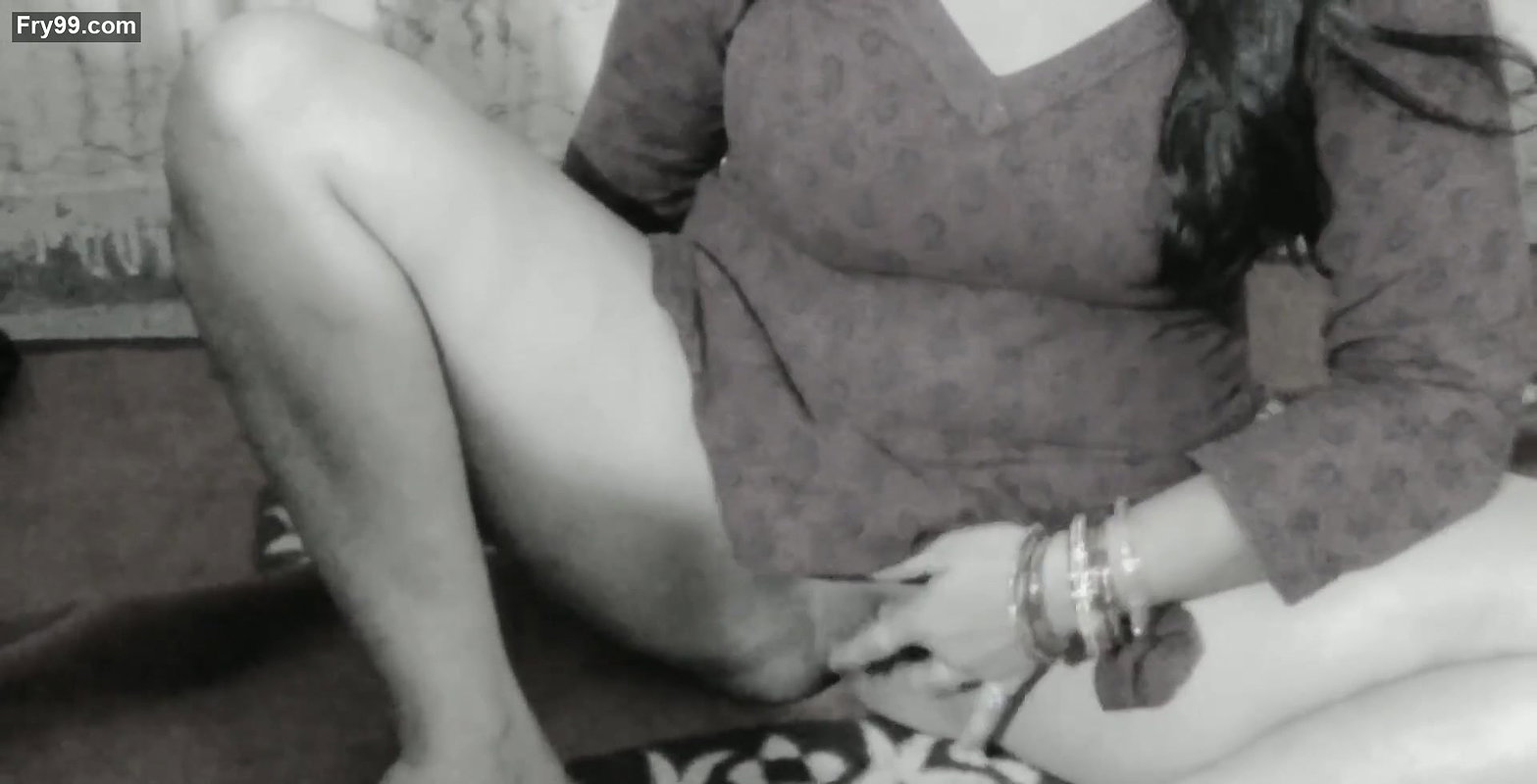 Wife show in pussy and boobs press.