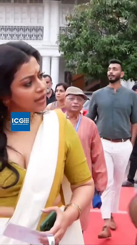 Shruti Ramachandran sexy cleavage in Grenn costume