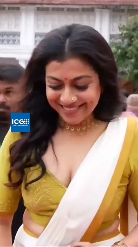 Shruti Ramachandran sexy cleavage in Grenn costume