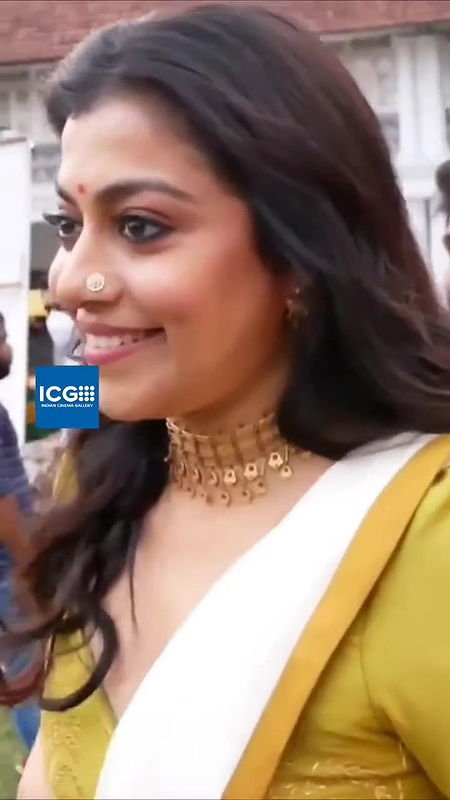 Shruti Ramachandran sexy cleavage in Grenn costume