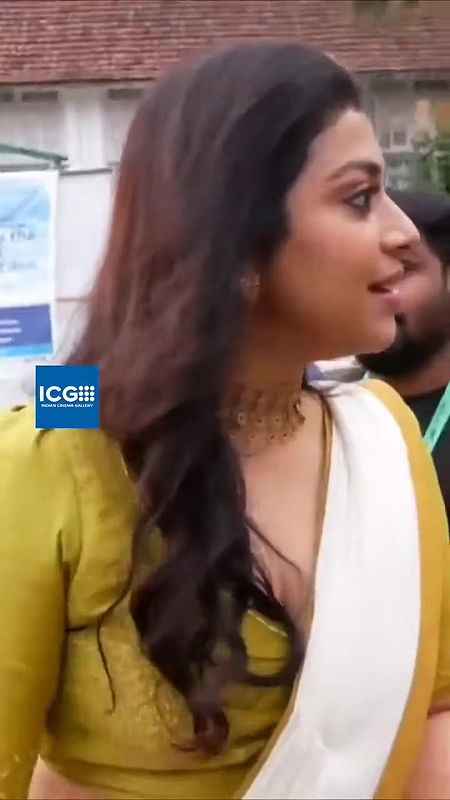 Shruti Ramachandran sexy cleavage in Grenn costume