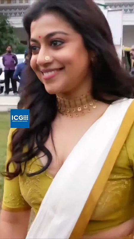 Shruti Ramachandran sexy cleavage in Grenn costume