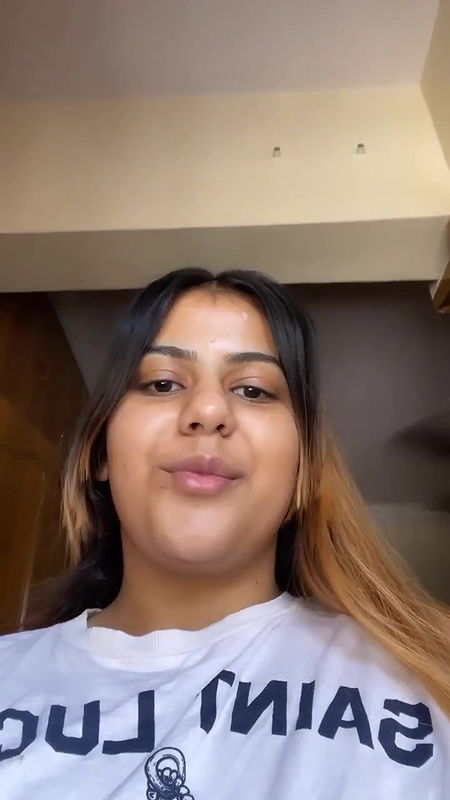 BUSTY DESI SEDUCING CLEAVAGE SEXY