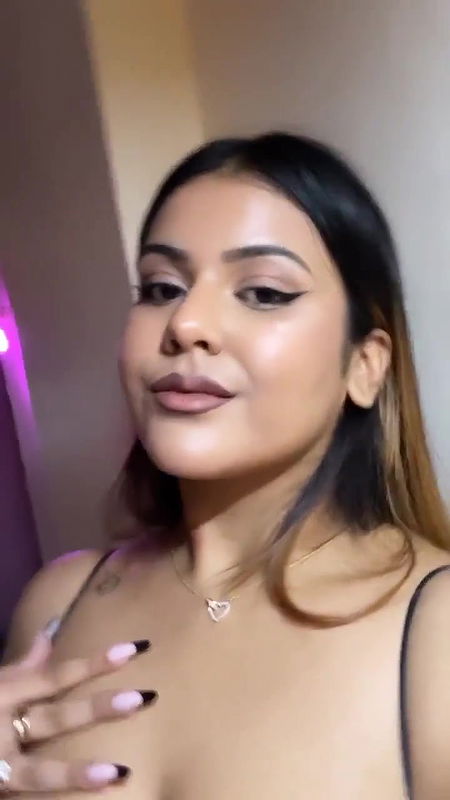BUSTY DESI SEDUCING CLEAVAGE SEXY