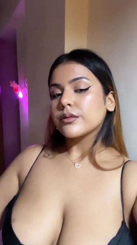 BUSTY DESI SEDUCING CLEAVAGE SEXY