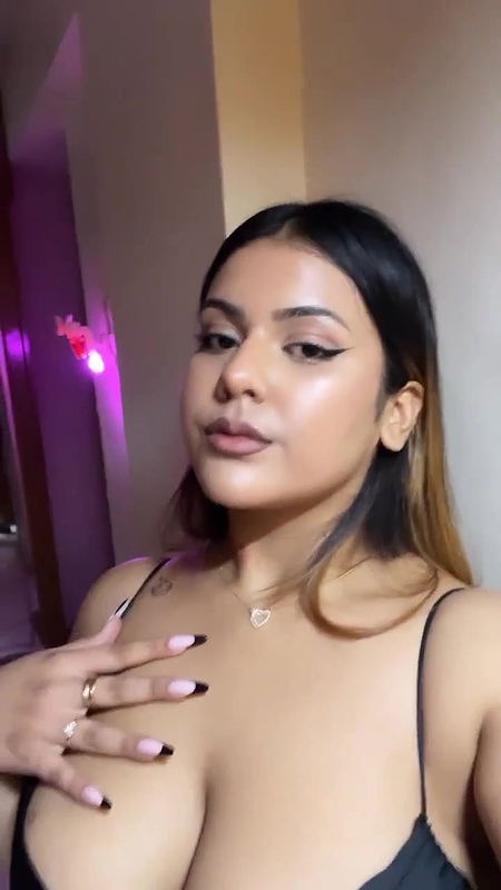 BUSTY DESI SEDUCING CLEAVAGE SEXY