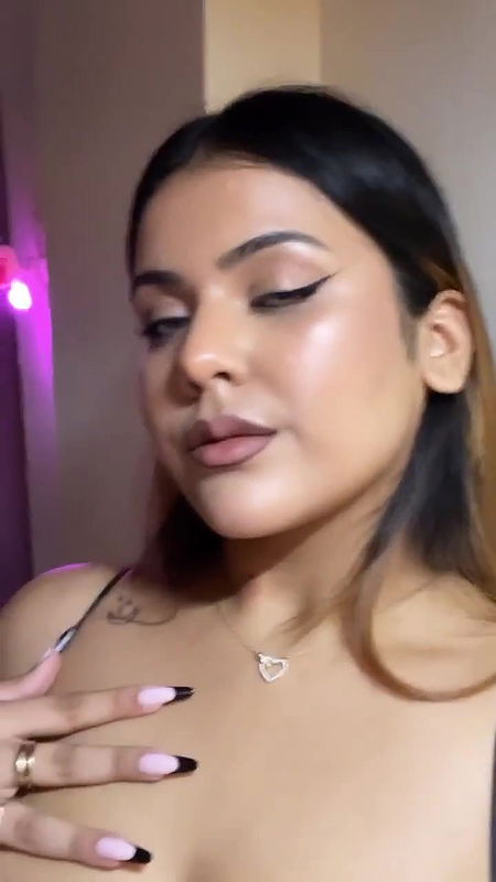 BUSTY DESI SEDUCING CLEAVAGE SEXY