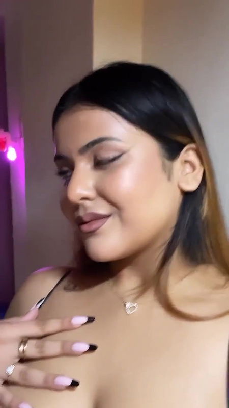 BUSTY DESI SEDUCING CLEAVAGE SEXY