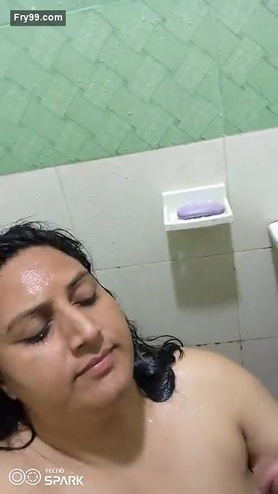 Sexy Paki Wife Bathing and Blowjob