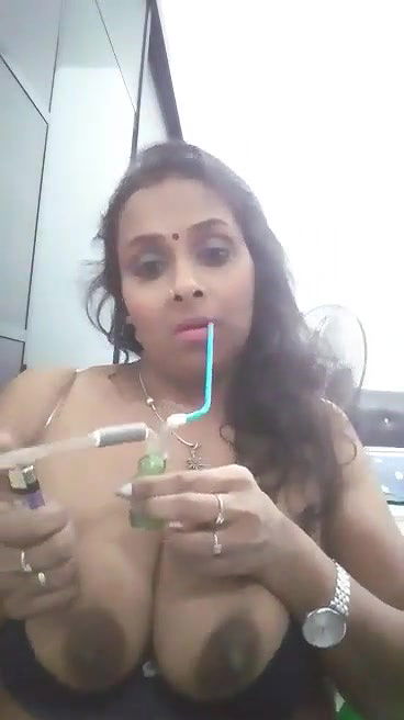 Desi Bhabhi Enjoying Smoke