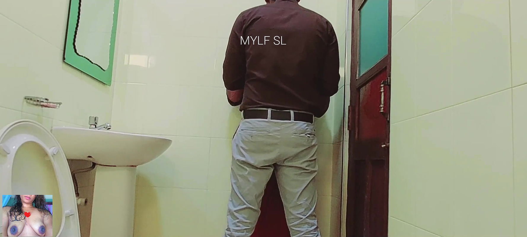 Boss had sex inside the office bathroom with Hot Milf.