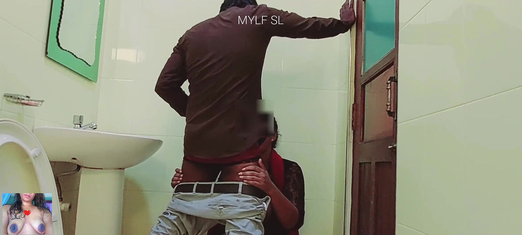 Boss had sex inside the office bathroom with Hot Milf.