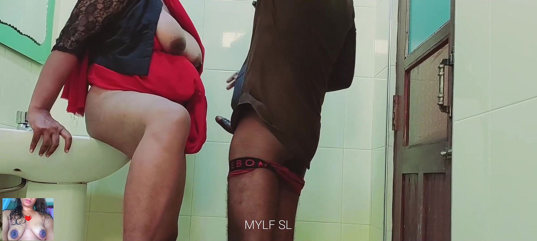 Boss had sex inside the office bathroom with Hot Milf.