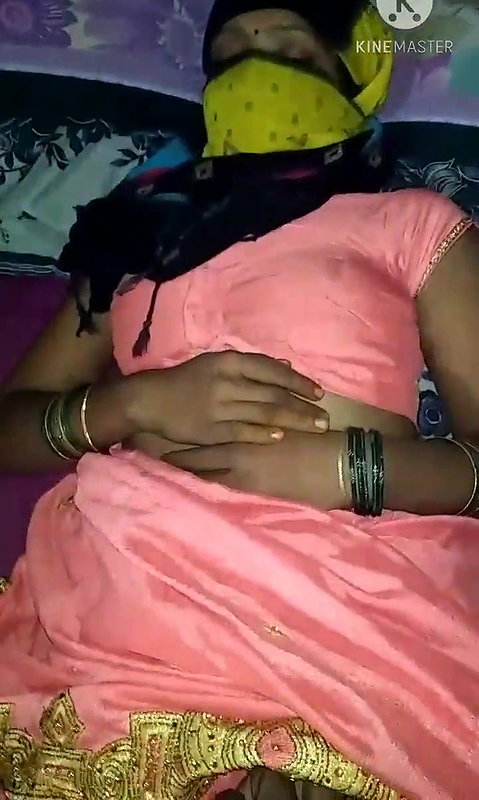इंडियन भाभी की साड़ी में मस्त चुदाई.  59780915 .
