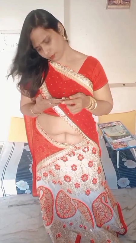 aaj  studio me gana Gaya pheli bar or members k liye navel cleaning ka video bhi post kiy.