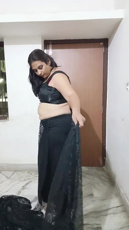 aaj again demanded black saree draping video⧸kya aapko kam ni pura din vdo bnati rhti ho kam bhi kr.