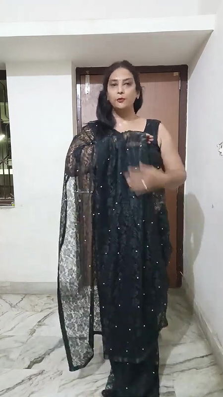 aaj again demanded black saree draping video⧸kya aapko kam ni pura din vdo bnati rhti ho kam bhi kr.