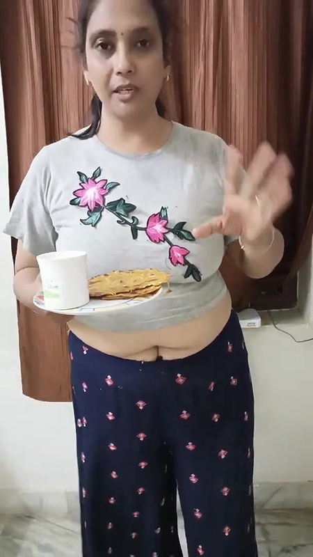 aaj ham bana rahe he lauki ke parathe⧸kya or dusra koi kam ni jo yha lgi rahti ho⧸ghar sambhalo phl.