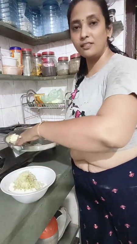 aaj ham bana rahe he lauki ke parathe⧸kya or dusra koi kam ni jo yha lgi rahti ho⧸ghar sambhalo phl.