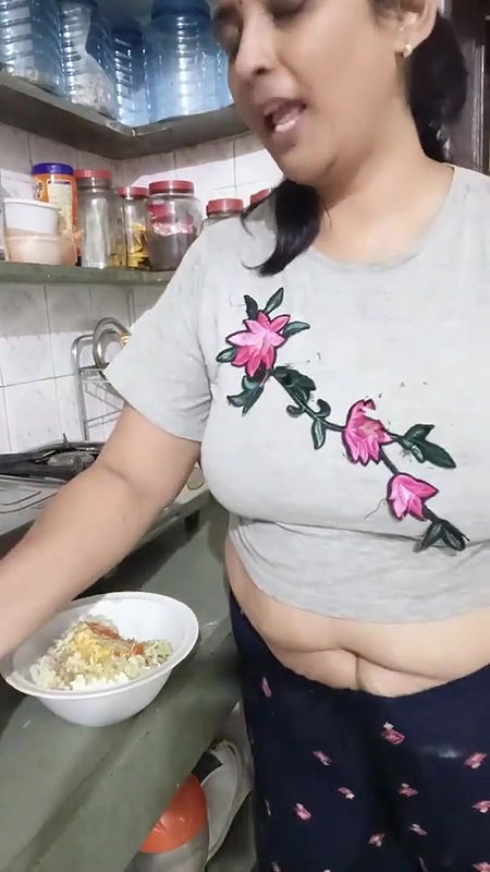 aaj ham bana rahe he lauki ke parathe⧸kya or dusra koi kam ni jo yha lgi rahti ho⧸ghar sambhalo phl.