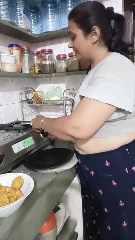 aaj ham bana rahe he lauki ke parathe⧸kya or dusra koi kam ni jo yha lgi rahti ho⧸ghar sambhalo phl.