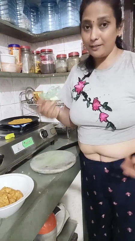 aaj ham bana rahe he lauki ke parathe⧸kya or dusra koi kam ni jo yha lgi rahti ho⧸ghar sambhalo phl.