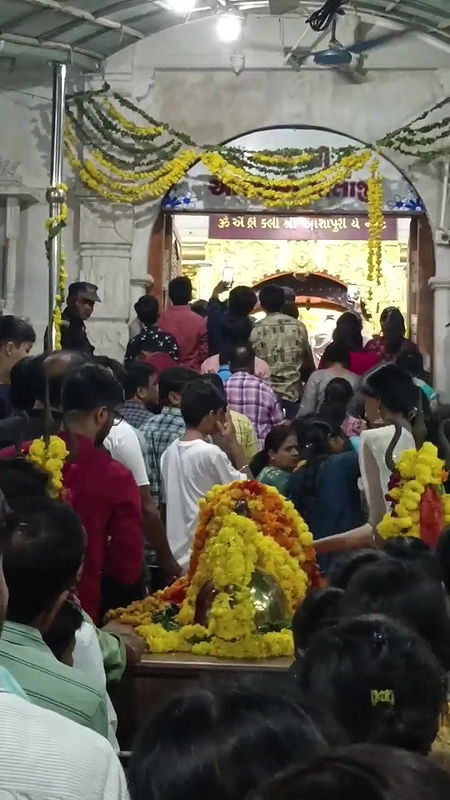 aaj ye kya kar rahi hu or q kar rahi hu pata ni jo kiya sahi he ya na.