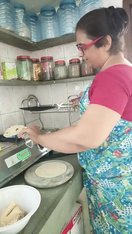 Aaloo sbji and roti dhaba style⧸ha me to kuch Kam nai krti ⧸pura din vdo bnati hu⧸sabko bewkuf bnat.