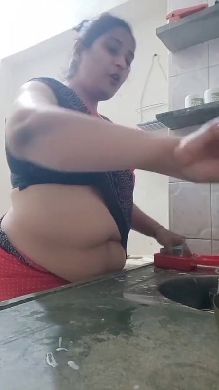 aap ko saram Ni aati itni moti hoke vidio bnate hueee???