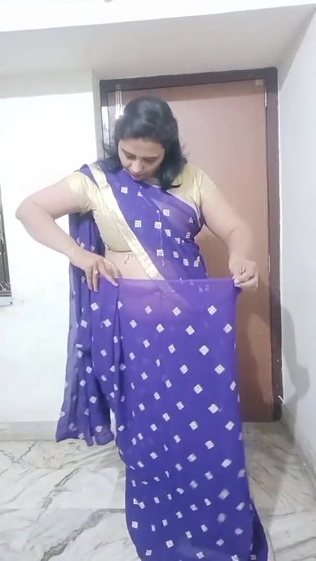 again aaj me saree drapping vidio La.