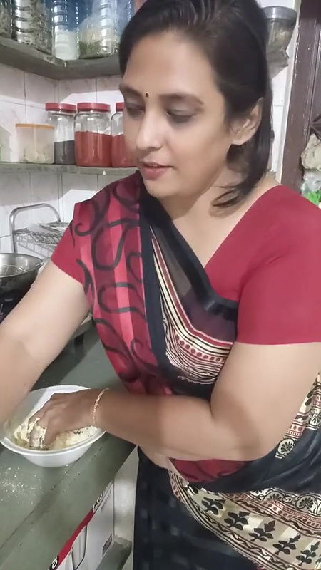 Barish ke mausam me banaye asa garma garam nasta ki dil bol uthe wahhh kya baat he bos