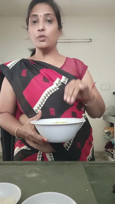 factory me kam karte karte thak gai⧸aaj kitchen me ban rha he healthy protein chilla⧸Jain recipe.