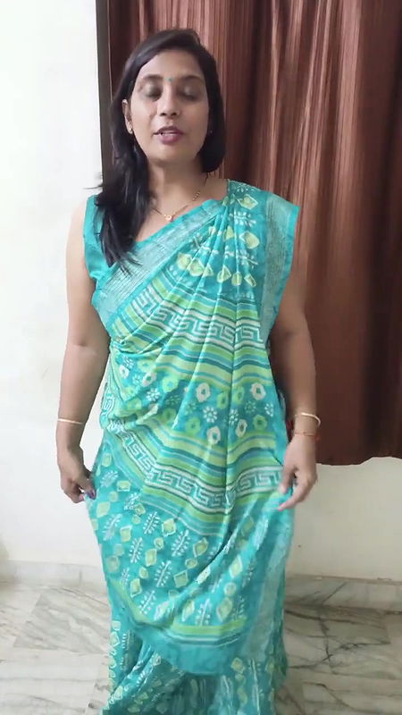 Gujarati style me saree draping  kiya kesa lag rha he？.