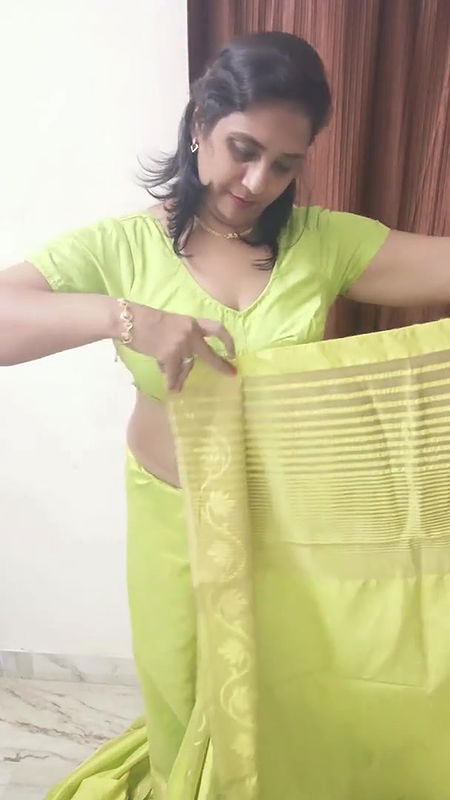how to d silk saree in Gujarati style by me⧸muje pure green colour ni Mila isme ⧸saree gift mil.