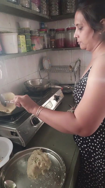 itna Kam karke jb me iske sath ase beth kr khana khati hu meri sari thakan mit jati he⧸ meri duniy.