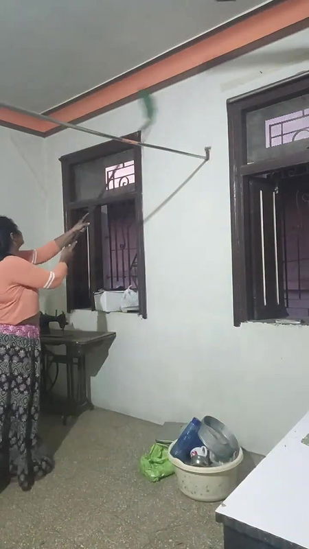 kam kar rhi hu to pls kamwali mat samjna aaj kuch naya bhi lai hu dekhn.