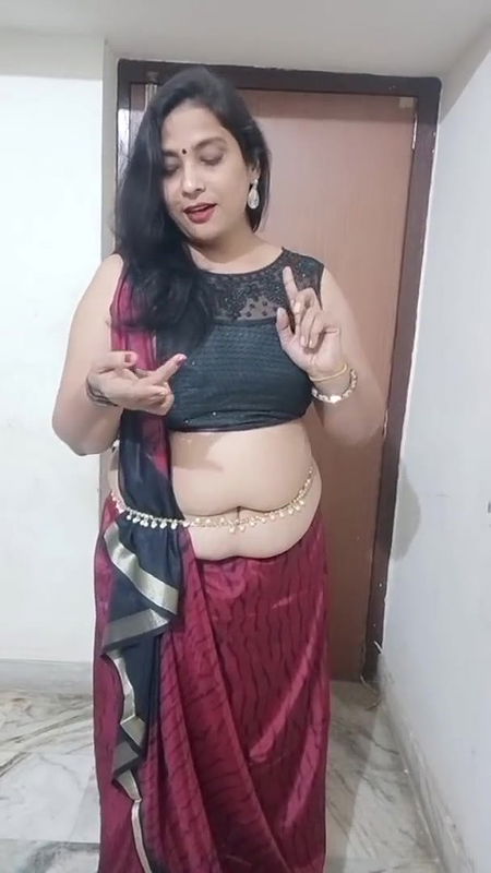 kruti Patel saree drapping with low waist in shapwear with waist chai.