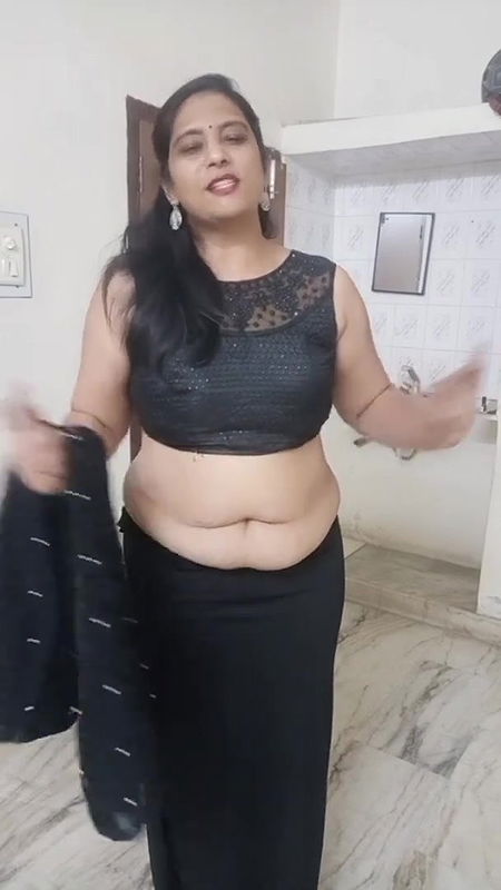 kruti Patel with net saree drapping on shapwea.