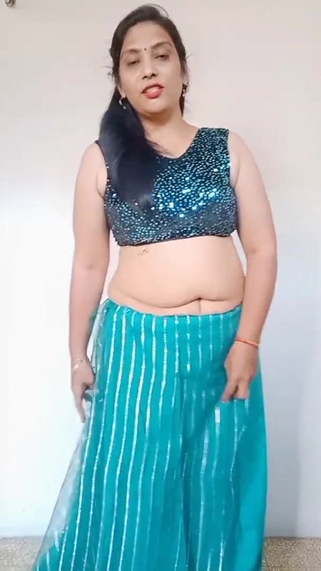kruti Patel with net saree drapping with waist cha.