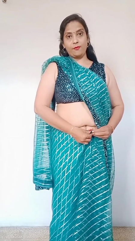 kruti Patel with net saree drapping with waist cha.