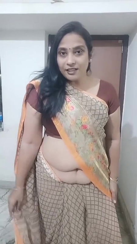 kruti Patel with saree drapping in Gujarati styl.