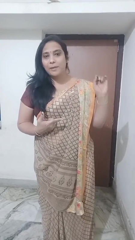 kruti Patel with saree drapping in Gujarati styl.