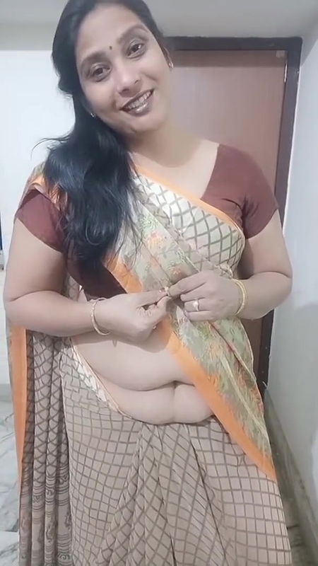kruti Patel with saree drapping in Gujarati styl.