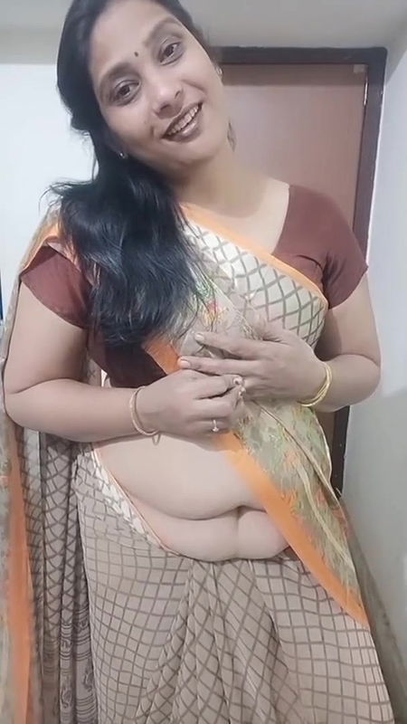 kruti Patel with saree drapping in Gujarati styl.