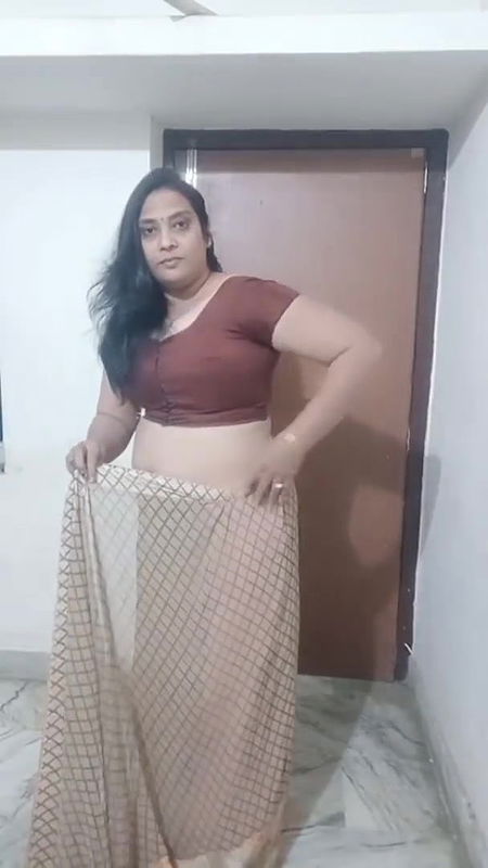 kruti Patel with saree drapping in Gujarati styl.