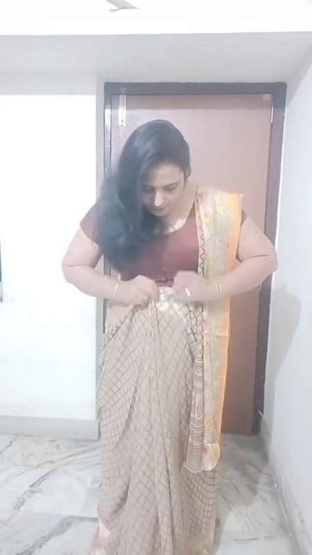 kruti Patel with saree drapping in Gujarati styl.