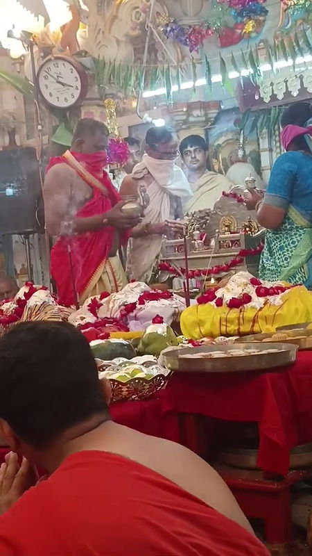 panchanihka mahostav ka dusara din ⧸kesi lag ri hu？⧸chalo shantisnatr poojan me le chalti h.