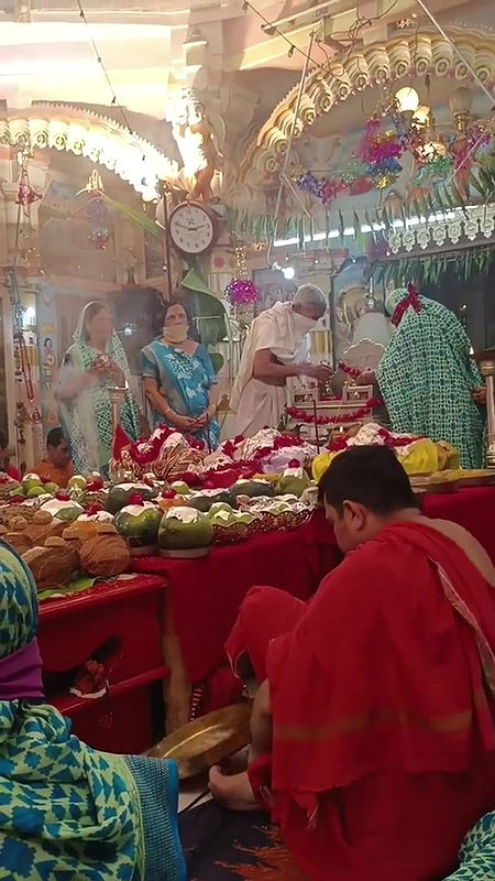 panchanihka mahostav ka dusara din ⧸kesi lag ri hu？⧸chalo shantisnatr poojan me le chalti h.